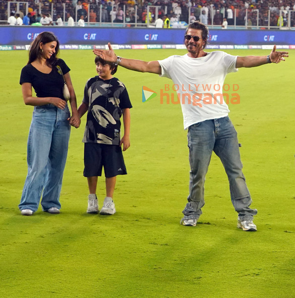 Photo: Shah Rukh Khan snapped attending KKR match with AbRam Khan and Suhana Khan in Ahmedabad Photo: Shah Rukh Khan snapped attending KKR match with AbRam Khan and Suhana Khan in Ahmedabad