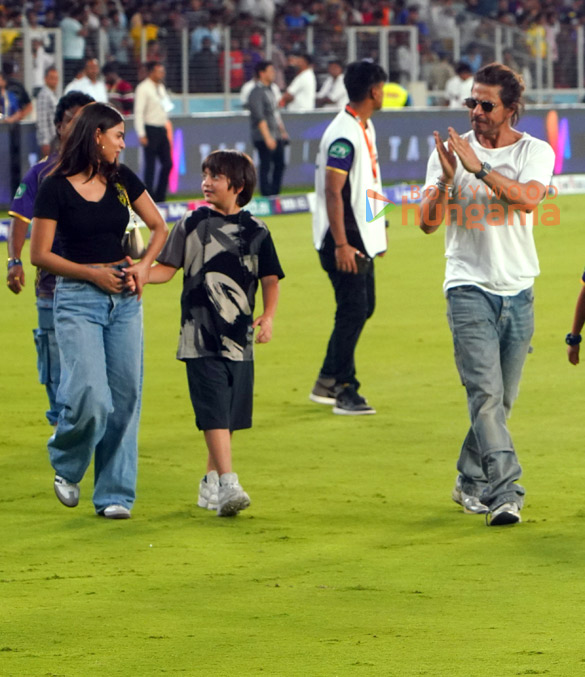 photo shah rukh khan snapped attending kkr match with abram khan and suhana khan in ahmedabad 4
