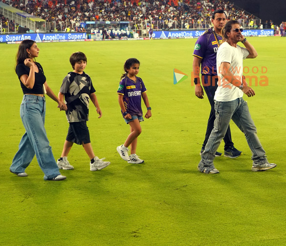 photo shah rukh khan snapped attending kkr match with abram khan and suhana khan in ahmedabad 5