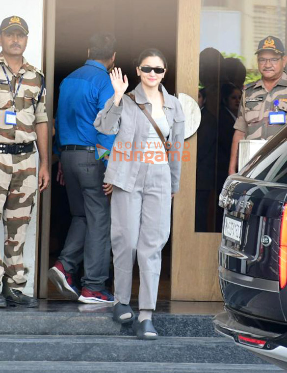 photos alia bhatt spotted at kalina airport 3 2