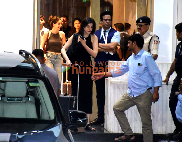 photos ananya panday shanaya kapoor and others snapped at kalina airport 3