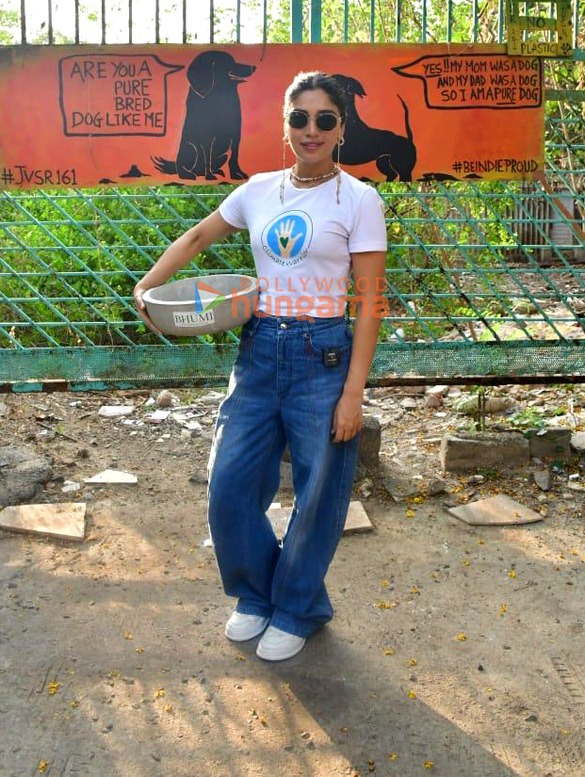 photos bhumi pednekar snapped installing water bowls in and around versova 3