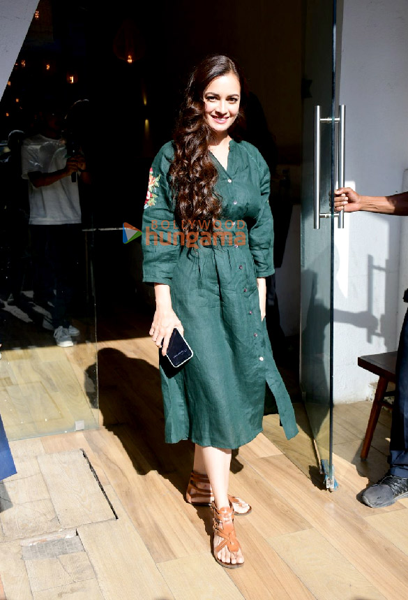 photos dia mirza snapped in bandra 4 3