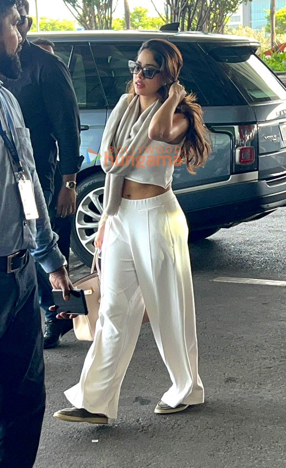 photos disha patani ananya panday kareena kapoor khan and others snapped at the airport 14