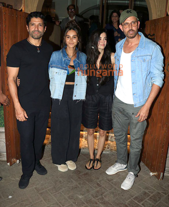 photos hrithik roshan saba azad farhan akhtar and shibani dandekar snapped in bandra 4