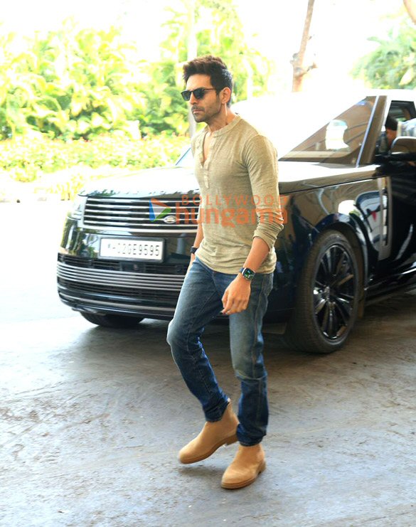photos jacqueline fernandes ranveer singh pooja hegde and others snapped at the airport 12
