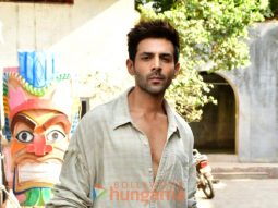 Photos: Kartik Aaryan promote Chandu Champion on the sets of Dance Deewane 4