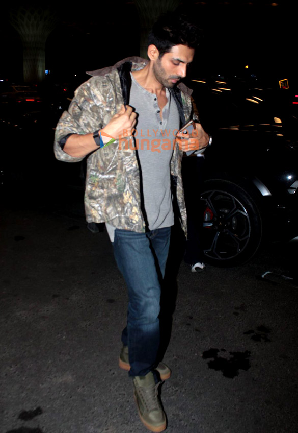 photos kartik aaryan snapped at the airport 3 6