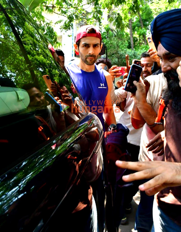 photos kartik aryan snapped in juhu 4 3