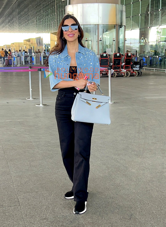 photos kiara advani and sophie choudry snapped at the airport 1