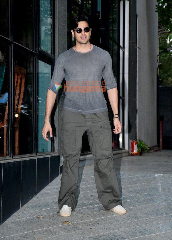 photos kriti sanon and sidharth malhotra snapped outside maddock films office in santacruz 3