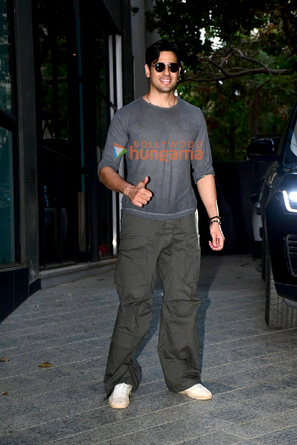 photos kriti sanon and sidharth malhotra snapped outside maddock films office in santacruz 4