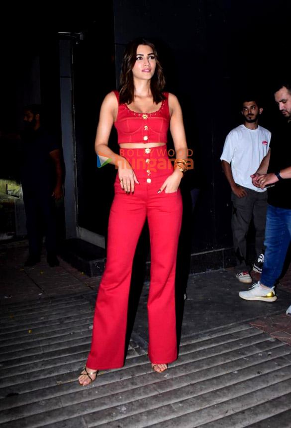 photos kriti sanon snapped in bandra 1 5