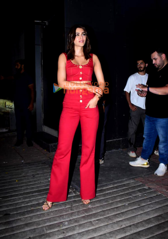 photos kriti sanon snapped in bandra 5 4