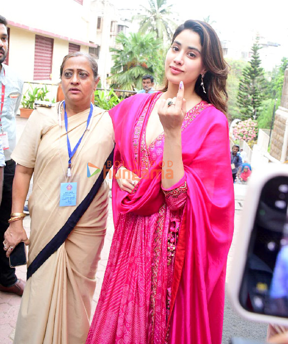 photos lok sabha elections 2024 janhvi kapoor farhan akhtar zoya akhtar among others cast their votes 3