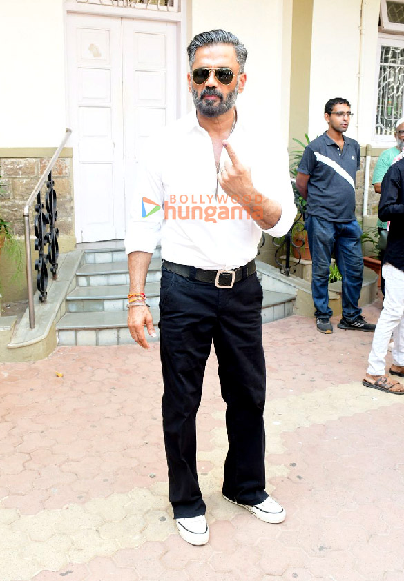 photos lok sabha elections 2024 janhvi kapoor farhan akhtar zoya akhtar among others cast their votes in mumbai 1 4