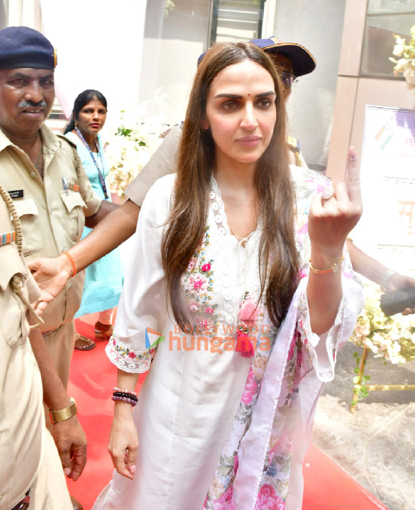 photos lok sabha elections 2024 janhvi kapoor farhan akhtar zoya akhtar among others cast their votes in mumbai 1 6