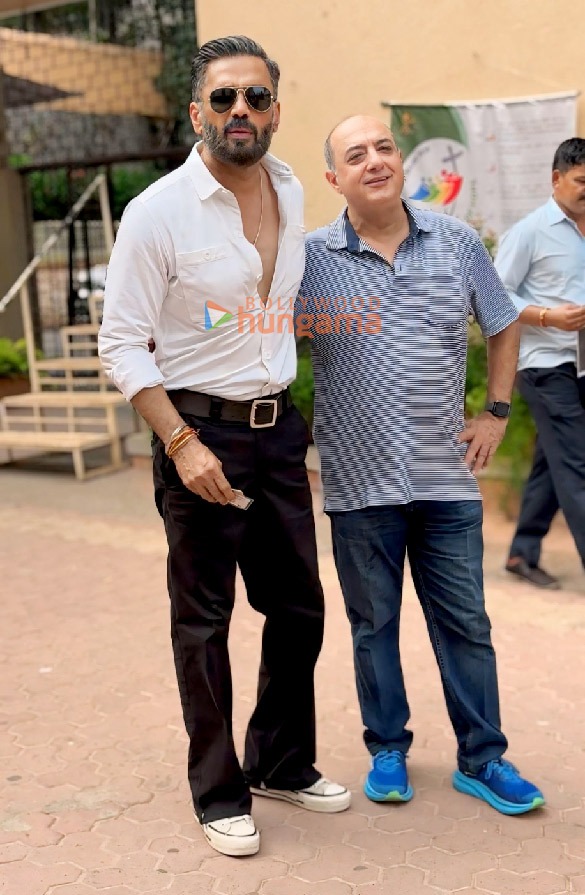 photos lok sabha elections 2024 janhvi kapoor farhan akhtar zoya akhtar among others cast their votes in mumbai 1 3