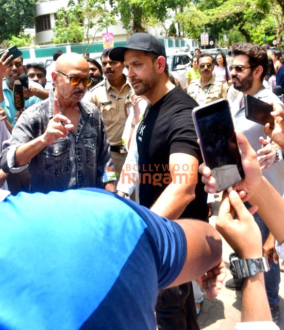 photos lok sabha elections 2024 janhvi kapoor farhan akhtar zoya akhtar among others cast their votes in mumbai 2 11