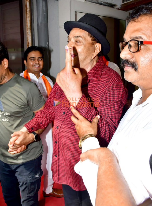 photos lok sabha elections 2024 janhvi kapoor farhan akhtar zoya akhtar among others cast their votes in mumbai 3 4