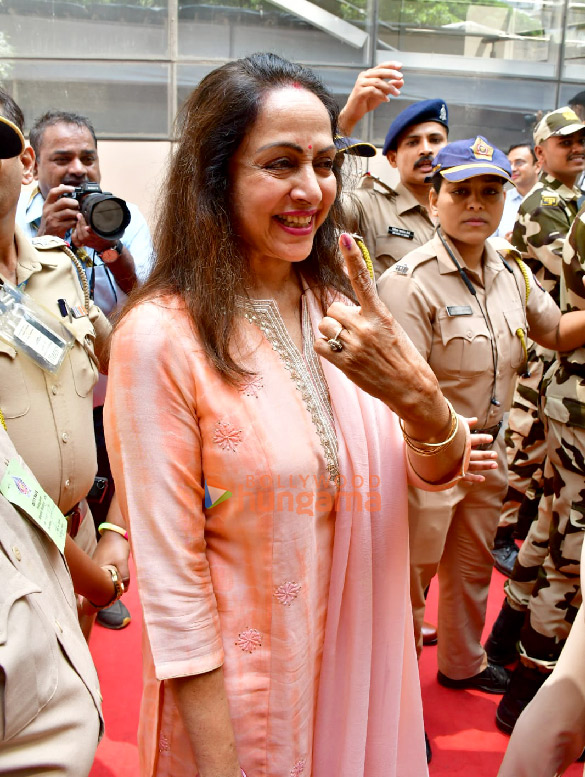 photos lok sabha elections 2024 janhvi kapoor farhan akhtar zoya akhtar among others cast their votes in mumbai 3 6