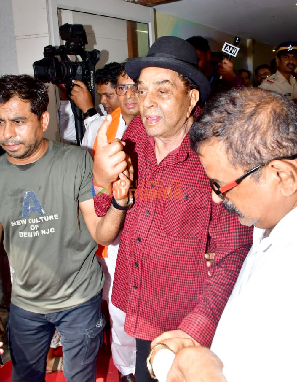 photos lok sabha elections 2024 janhvi kapoor farhan akhtar zoya akhtar among others cast their votes in mumbai 4 3