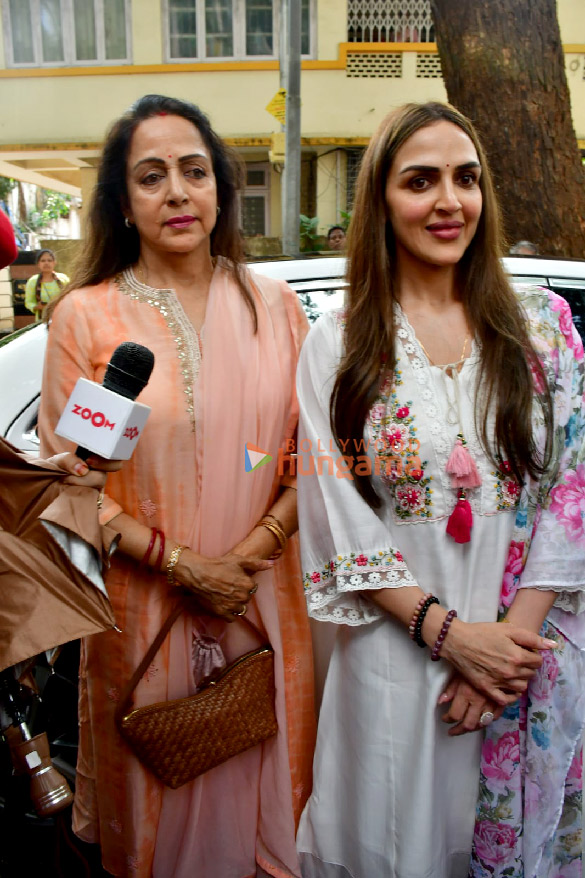 photos lok sabha elections 2024 janhvi kapoor farhan akhtar zoya akhtar among others cast their votes in mumbai 4 5