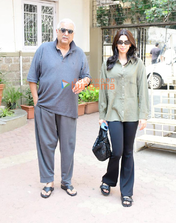 photos lok sabha elections 2024 janhvi kapoor farhan akhtar zoya akhtar among others cast their votes in mumbai 6