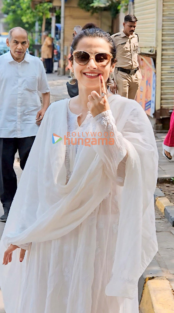photos lok sabha elections 2024 janhvi kapoor farhan akhtar zoya akhtar among others cast their votes in mumbai33