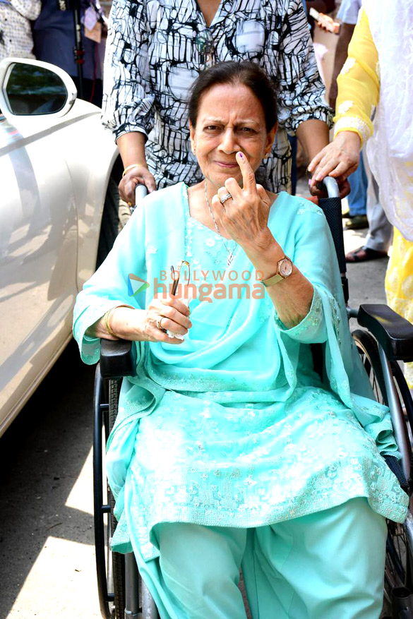 photos lok sabha elections 2024 janhvi kapoor farhan akhtar zoya akhtar among others cast their votes in mumbai35