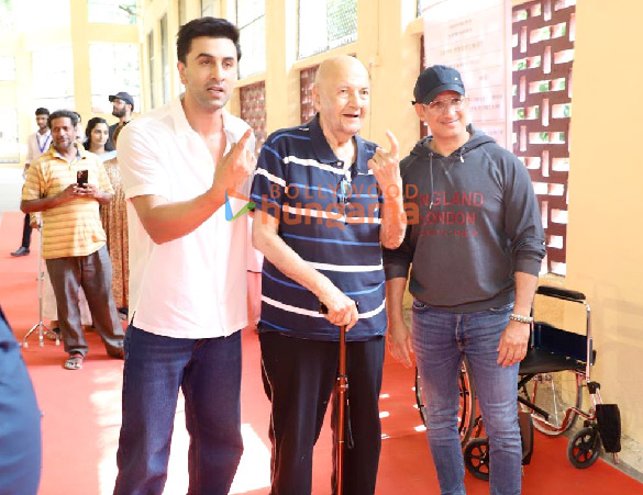 photos lok sabha elections 2024 ranbir kapoor janhvi kapoor farhan akhtar zoya akhtar among others cast their votes in mumbai 8800 4