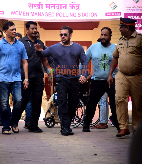 photos lok sabha elections 2024 salman khan shah rukh khan ranbir kapoor janhvi kapoor farhan akhtar zoya akhtar among others cast their votes in mumbai 55 2