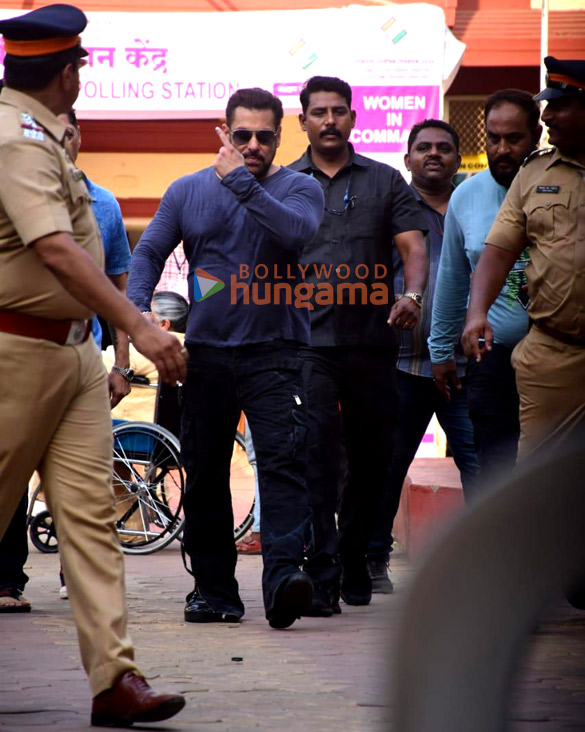 photos lok sabha elections 2024 salman khan shah rukh khan ranbir kapoor janhvi kapoor farhan akhtar zoya akhtar among others cast their votes in mumbai 55 5