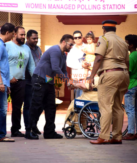 photos lok sabha elections 2024 salman khan shah rukh khan ranbir kapoor janhvi kapoor farhan akhtar zoya akhtar among others cast their votes in mumbai 55 7