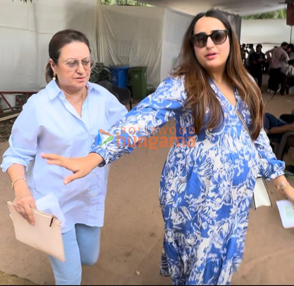 photos lok sabha elections 2024 shah rukh khan ranbir kapoor janhvi kapoor farhan akhtar zoya akhtar among others cast their vo