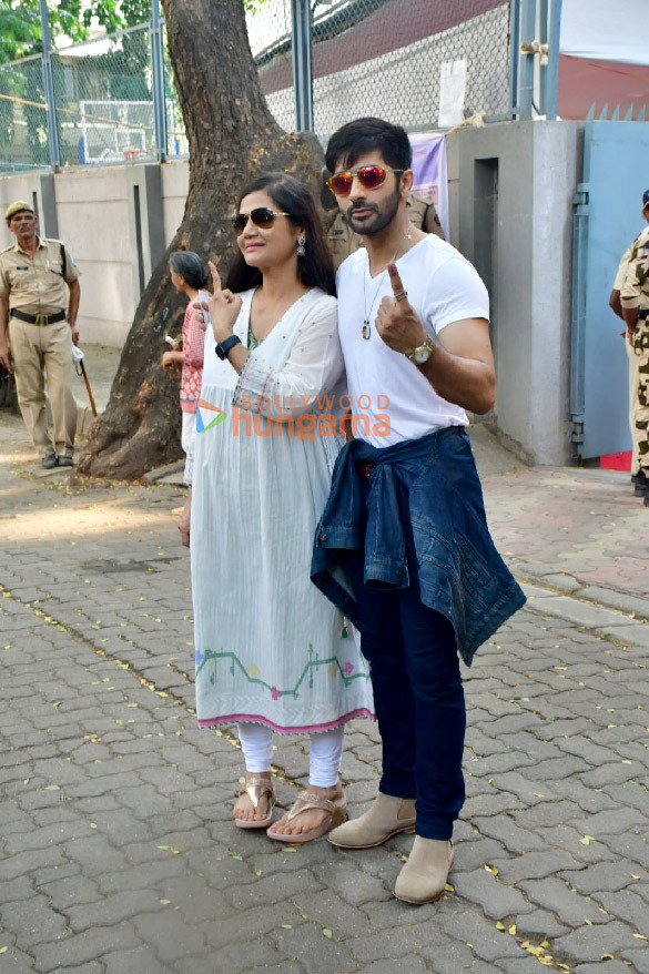 photos lok sabha elections 2024 shah rukh khan ranbir kapoor janhvi kapoor farhan akhtar zoya akhtar among others cast their votes in mumbai 448 1