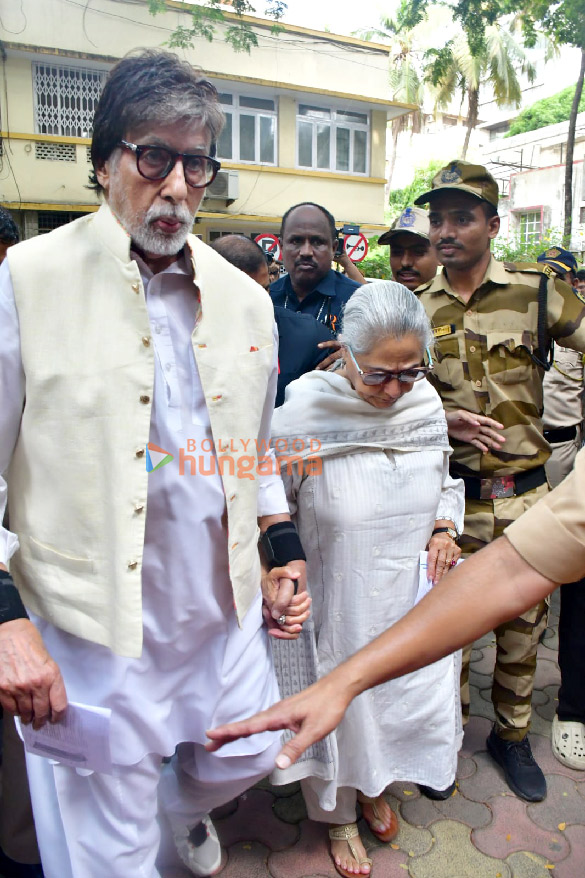 photos lok sabha elections 2024 shah rukh khan ranbir kapoor janhvi kapoor farhan akhtar zoya akhtar among others cast their votes in mumbai 448 1 2