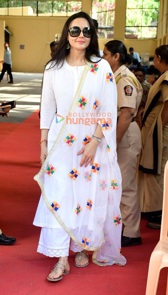 photos lok sabha elections 2024 shah rukh khan ranbir kapoor janhvi kapoor farhan akhtar zoya akhtar among others cast their votes in mumbai 507 3