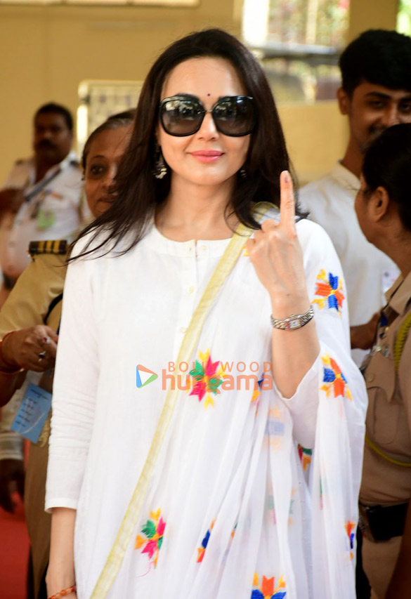 photos lok sabha elections 2024 shah rukh khan ranbir kapoor janhvi kapoor farhan akhtar zoya akhtar among others cast their votes in mumbai 507 4
