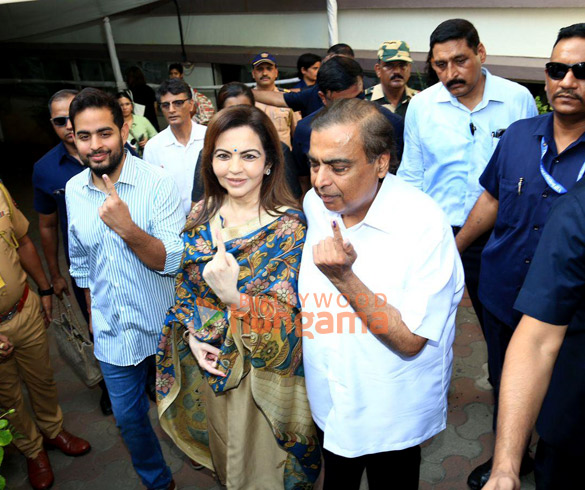 photos lok sabha elections 2024 shah rukh khan ranbir kapoor janhvi kapoor farhan akhtar zoya akhtar among others cast their votes in mumbai 526 4