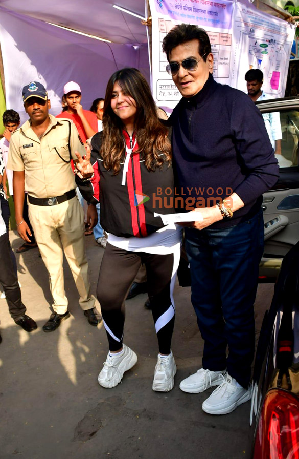 photos lok sabha elections 2024 shah rukh khan ranbir kapoor janhvi kapoor farhan akhtar zoya akhtar among others cast their votes in mumbai 526 5