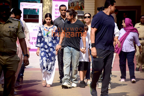 photos lok sabha elections 2024 shah rukh khan ranbir kapoor janhvi kapoor farhan akhtar zoya akhtar among others cast their votes in mumbai 900 4