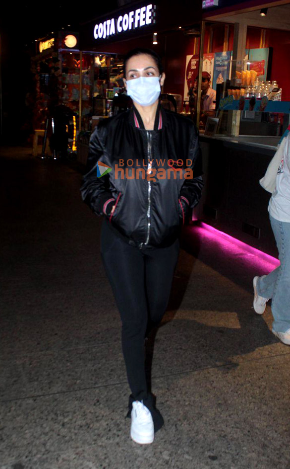 photos malaika arora and bipasha basu snapped at the airport 2