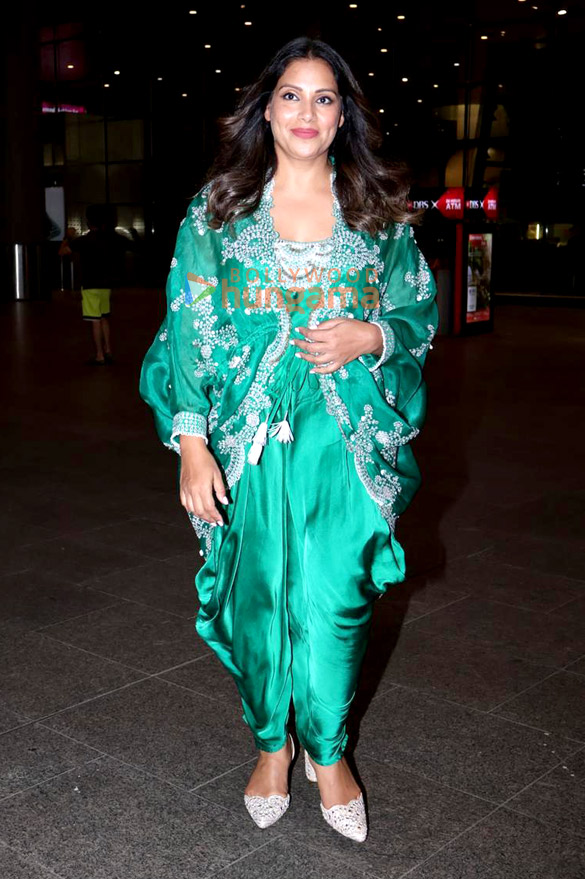 photos malaika arora and bipasha basu snapped at the airport 4