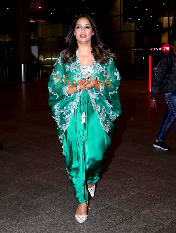 photos malaika arora and bipasha basu snapped at the airport 5