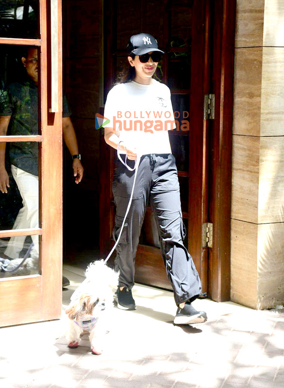 photos malaika arora and sophie choudry snapped outside their residence in khar 2