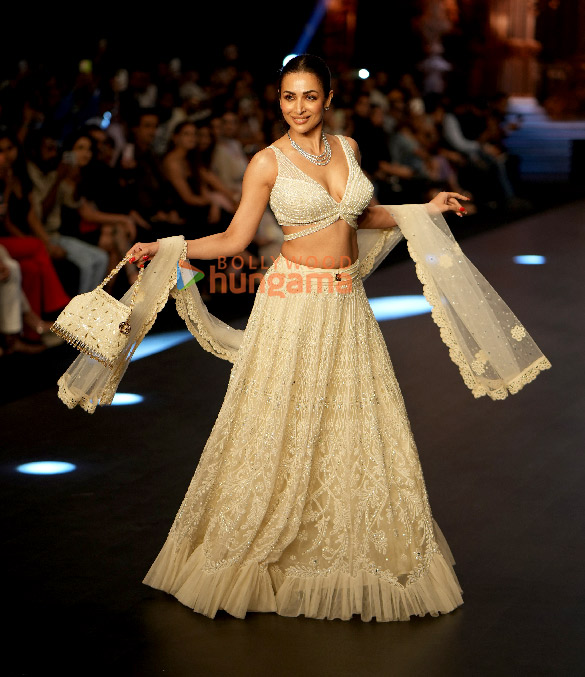 photos malaika arora turns showstopper for archana kochhar and lavie at bombay times fashion week 2024 3