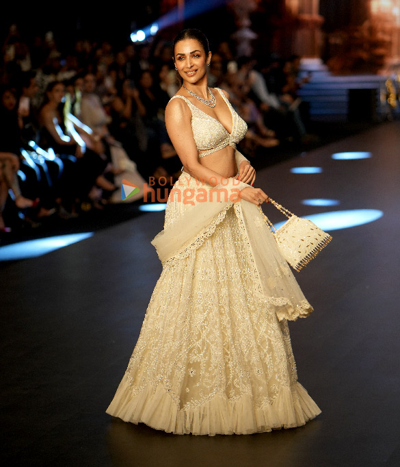 photos malaika arora turns showstopper for archana kochhar and lavie at bombay times fashion week 2024 7