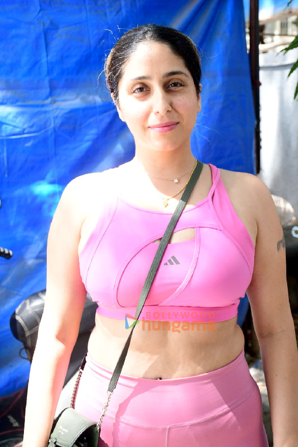 Photos: Neha Bhasin snapped at the gym in Bandra