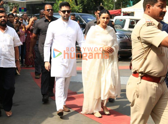 photos parineeti chopra and raghav chadha snapped at siddhivinayak temple in mumbai 1